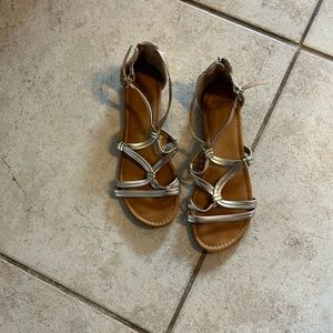 Size 8.5 sandals great condition gold color